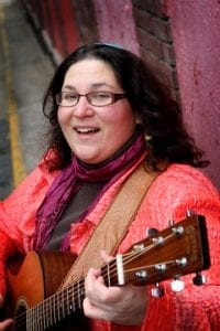 Minna Bromberg with a guitar